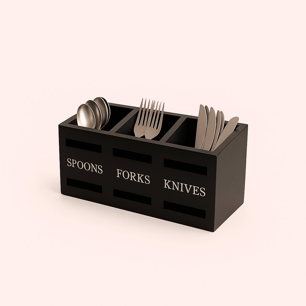 bestikholder-i-sort-tr-med-3-rum-professionel-organisering-til-kkkenet-the-stylish-black-cutlery-organizer_15247740010883_scene2 Enhanced Bestikholder i Sort Træ med 3 Rum – Professionel Organisering til Køkkenet. The stylish black cutlery organizer is displayed on a rustic dining table set for a family dinner, with elegant dishware and a vase of fresh flowers.