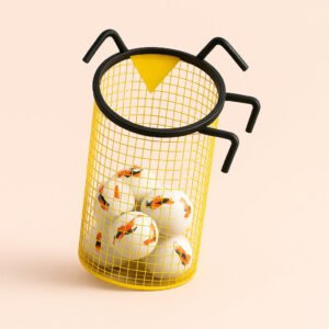 Enhanced Boldopsamler net til træning og leg – Effektiv boldopsamling til sport og fritid. The bold yellow ball collector net is actively used on a vibrant green soccer field, efficiently gathering scattered balls during a lively training session with players in motion.