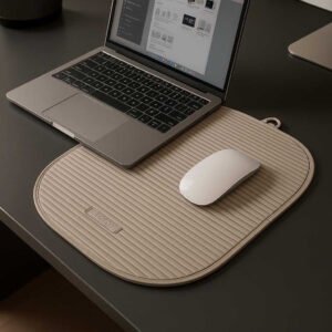 Bordmåtte i moderne design - slidstærk, nem at rengøre og med skridsikker overflade. The modern design desk mat is placed on a sleek office desk, under a laptop and mouse, showing its use in providing a smooth, protective surface during a busy work session.