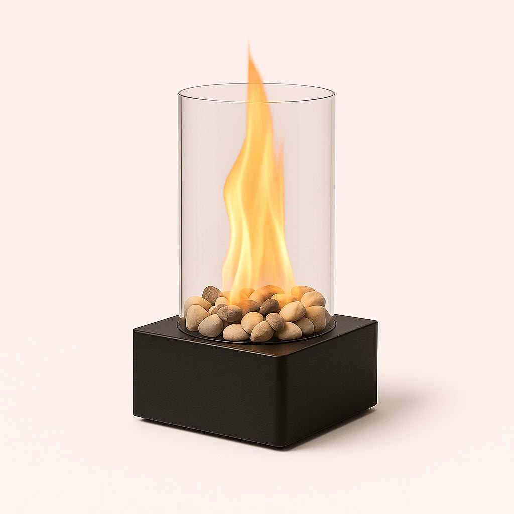 bordpejs-i-moderne-design-med-bioethanol-tilgngelig-i-sort-og-hvid-the-stylish-bioethanol-fireplace-is_15236528013699_scene2 Enhanced Bordpejs i moderne design med bioethanol - Tilgængelig i sort og hvid. The stylish bioethanol fireplace is showcased on a sleek patio table during a tranquil evening, surrounded by lush greenery and string lights, creating an inviting oasis for friends to gather and converse.