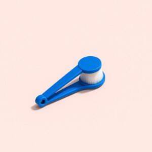 Enhanced Brillerensebørste med dobbeltbørstehoved - Effektiv rengøring til alle briller i blå, grøn, orange og rød. The brush rests on a stylish wooden vanity next to a decorative bowl of keys and sunglasses, with warm sunlight filtering through a window, showcasing its readiness to provide clarity and convenience in everyday routines.