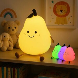 Børnelampe i Pæreform - Skab Hygge og Tryghed i Børneværelset, Flere Farver: A different realistic playroom setting where the pear-shaped lamp is securely positioned on a low shelf among plush toys and children's books.