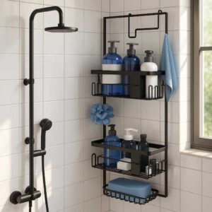 Brusehylde i metal med 3 niveauer - Selvklæbende og pladsbesparende design til hjørneopbevaring - Tilgængelig i sort og sølv: A realistic modern bathroom setting where the shelf is securely mounted in the shower corner, naturally holding various shower essentials like shampoo and body wash bottles.