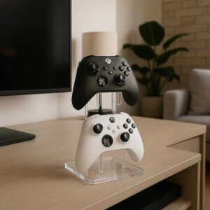Controllerholder i Akryl til 2 Controllere - Elegant og Funktionel Gaming Opbevaring. In a modern living room, the acrylic controller holder stands stylishly on a sleek entertainment unit, harmonizing with a minimalist decor while storing the controllers neatly and accessibly.