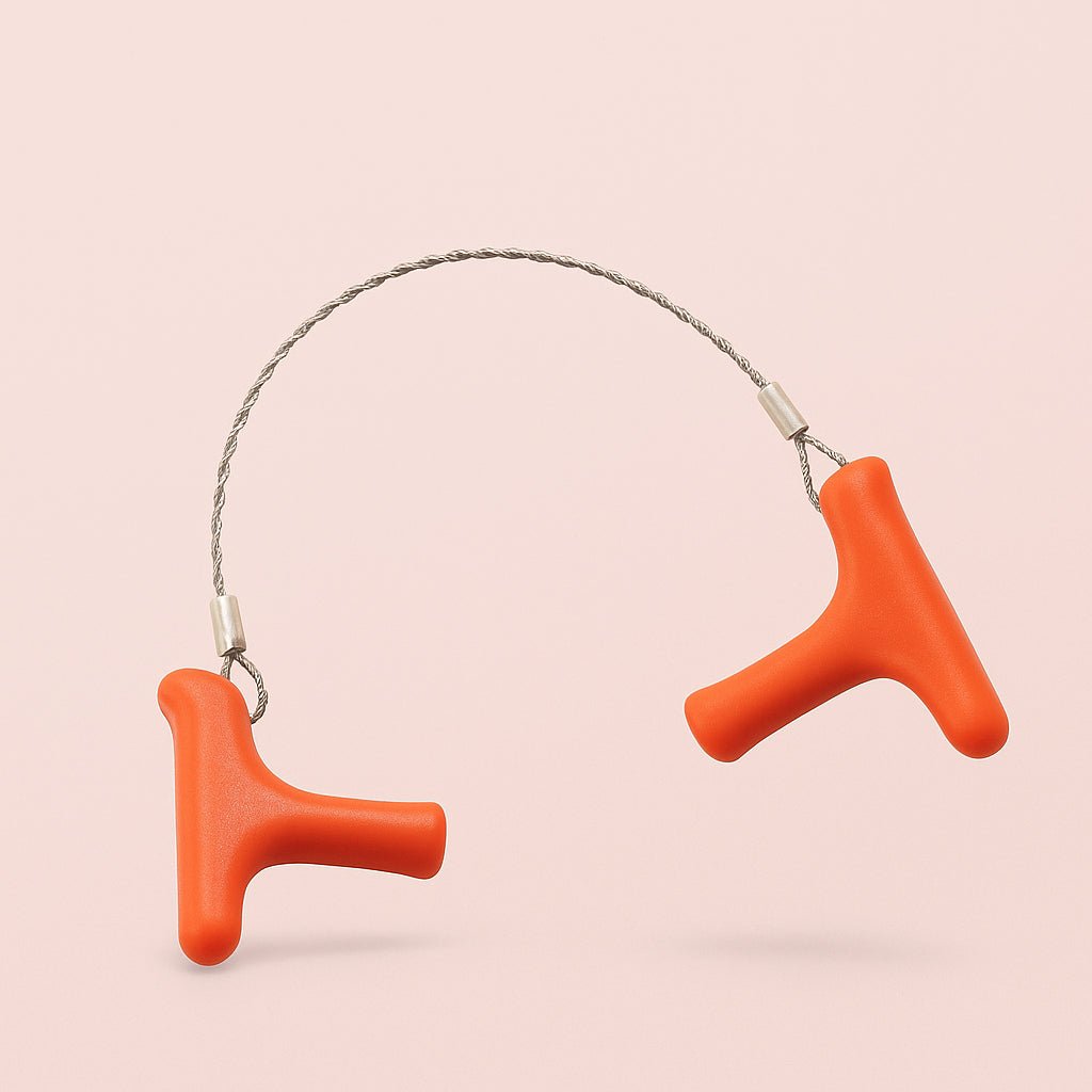 ergonomisk-trdsav-med-komfortable-greb-i-orange-og-sort-effektiv-udendrs-sav-the-orange-and-black-ergonomic_15251794067843_scene1 Enhanced Ergonomisk Trådsav Med Komfortable Greb i Orange og Sort – Effektiv Udendørs Sav. The orange and black ergonomic wire saw is being used by a hiker to cut through a thick branch in a dense forest, emphasizing its efficiency and grip under natural light.