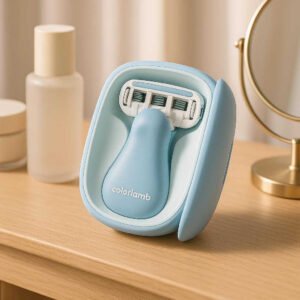 Farve Lam: Ergonomisk og Let at Bruge med Udskiftelige Blade - Plastik, metal: A different realistic bedroom setting where the shaver is securely positioned on a wooden dressing table next to beauty products and a small mirror.