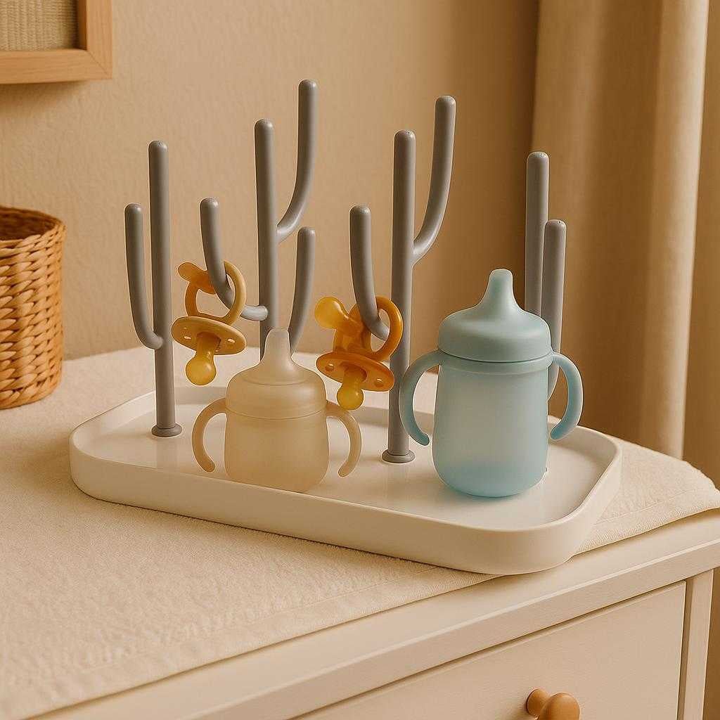 flasketrrestativ-sammenklappeligt-og-hygiejnisk-s_15061928313219_scene2 Flasketørrestativ – Sammenklappeligt og Hygiejnisk Stativ til Babyflasker i Høj Kvalitet: A different realistic nursery setting where the product is securely positioned on a changing table, being naturally placed with a few pacifiers and sippy cups drying on the pegs, with proper physics, warm lighting, and realistic integration into the cozy environment.