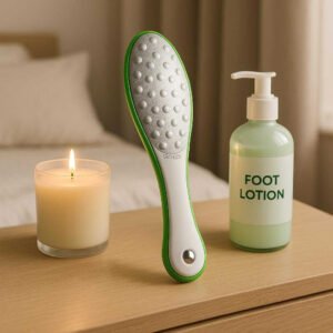 Fodhøvl med professionel kvalitet - Effektiv fjernelse af hård hud og ligtorne - Tilgængelig i fire farver. The foot rasp is elegantly showcased on a serene bedroom vanity, next to a soothing candle and a refreshing bottle of foot lotion, emphasizing a calming evening self-care ritual.