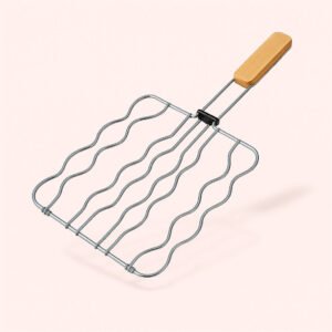 Enhanced Grillkurv i Rustfrit Stål med Træhåndtag - Høj Kvalitet til Madlavning. The elegant grill basket is displayed on a rustic wooden table at a picnic area, surrounded by freshly grilled corn and skewers on a sunny afternoon.