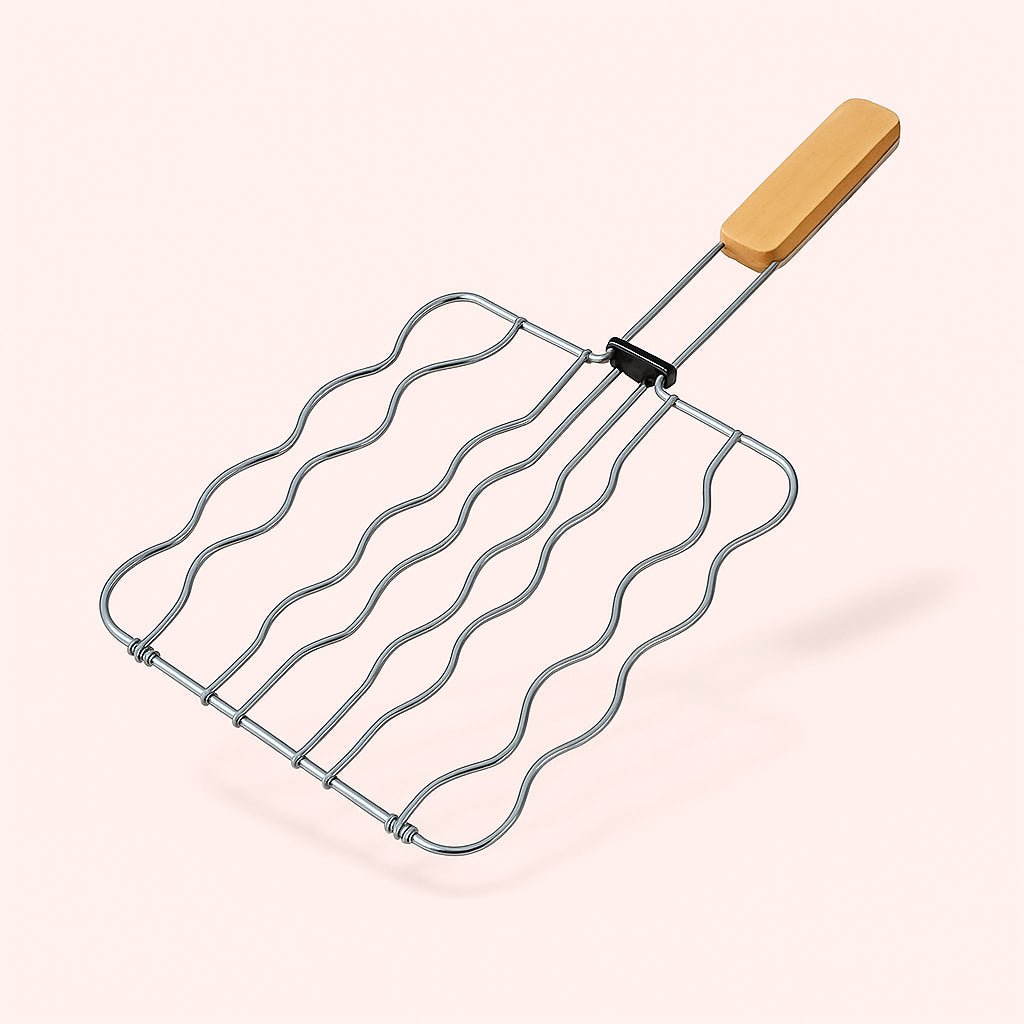 grillkurv-i-rustfrit-stl-med-trhndtag-hj-kvalitet-til-madlavning-the-elegant-grill-basket-is_15243726586243_scene2 Enhanced Grillkurv i Rustfrit Stål med Træhåndtag - Høj Kvalitet til Madlavning. The elegant grill basket is displayed on a rustic wooden table at a picnic area, surrounded by freshly grilled corn and skewers on a sunny afternoon.