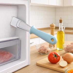 Isskraber med ergonomisk greb og rustfrit stål - Perfekt til bilen og fryseren. An organized kitchen, where the isskraber with ergonomic grip and stainless steel blade is lying next to an open freezer. It's being used to remove built-up frost from the freezer walls, illustrating its utility in appliance maintenance. Bright kitchen lighting highlights the scraper’s sleek, modern design. Nearby, assorted ingredients wait to be prepared, emphasizing an environment of efficiency and cleanliness.