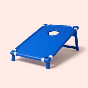 Enhanced Kaste Spil i Slidstærk Polyester og Robust Plast - Perfekt til Indendørs og Udendørs Brug. A close-up of the blue cornhole board on a sandy beach, surrounded by cheering friends in a relaxed beach party atmosphere at dusk.