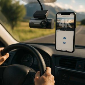 Natoptagelse Dashcam med Professionel Kvalitet og Avanceret Sikkerhed i Mørke Forhold: A realistic car interior setting during daytime, where the dashcam is properly grounded on the windshield, being actively used to record a scenic drive.