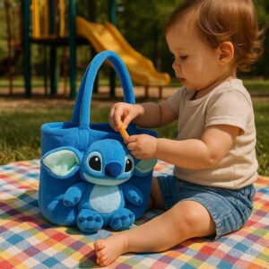 Skuldertaske i Blød Polyesterplys - Lyseblå Design til Små Børn: A realistic children's playground setting where the bag is properly grounded on a colorful picnic blanket spread over soft grass, being actively used by a small child who is reaching into the bag to grab a snack, with natural sunlight casting realistic shadows and showing clear contact points where the bag touches the blanket.