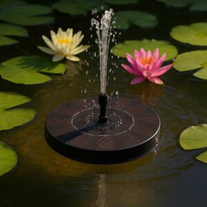 Solcelledrevet Springvand - Moderne og Økologisk Vandpumpe til Haven, Tilgængelig i 13 cm og 16 cm: A realistic garden pond setting where the solar-powered fountain is properly grounded on the surface of the water, actively used as it floats and creates gentle water jets.