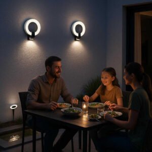 Solcellelamper til Haven: Moderne og Energieffektive LED Lys med Jordspyd og Vægophæng: A modern outdoor patio during a summer evening, where the solar garden lights are mounted on a stylish wall as accent lighting.