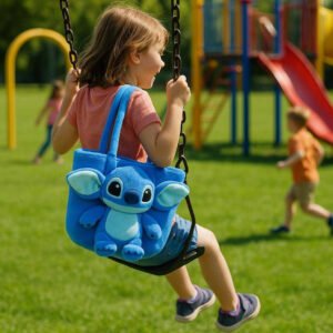 Stitch skuldertaske i blød plys - Perfekt til børns hverdagsture og shopping: A lively playground scene during the day, where the plush Stitch shoulder bag is lovingly carried by a child swinging joyfully.