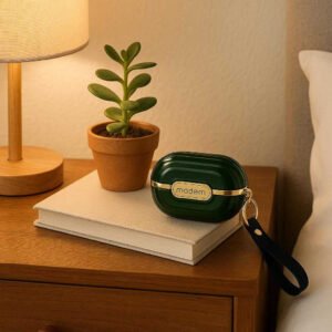 tøj klæbrig hårbørste - god kvalitet synlig i grøn, hvid - plastik, metal: A realistic bedroom setting where the product is properly grounded on a wooden bedside table, being naturally placed next to a small potted plant and a stack of books.