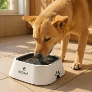Vandskål til Kæledyr - Anti Spild Design med Høj Kvalitet og Stabilitet, Ideel til Hunde og Katte, 600g: A realistic kitchen setting where the pet water bowl is properly grounded on a tiled floor, being actively used by a curious dog sipping water, with natural lighting streaming in through a window casting realistic shadows and showing clear contact points where the bowl touches the floor.