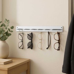 Vægmonteret Brilleholder i Stål - Elegant og Praktisk Opbevaring til Dit Hjem i Høj Kvalitet. The wall-mounted steel eyewear holder is securely installed in a modern home entryway, neatly displaying various glasses under soft natural lighting.