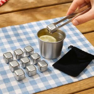 Whiskysten i Granit - Genanvendelige, Miljøvenlige Isterninger med Opbevaringspose og Tang (9 stk): A different realistic picnic setup where the stones are securely positioned on a checkered cloth spread over a wooden picnic table.